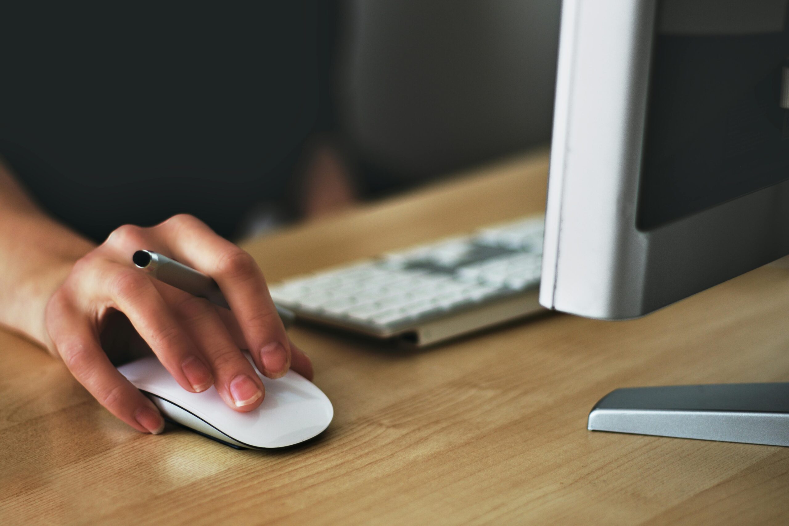 Person using a mouse to create an IT roadmap